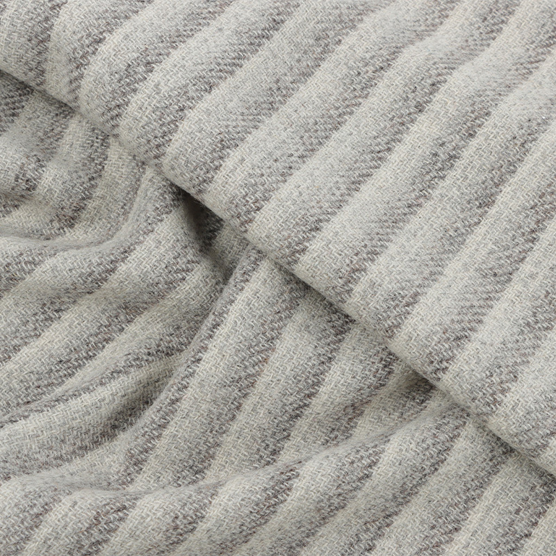 Görsel uzatmalı dikey çizgili kumaş