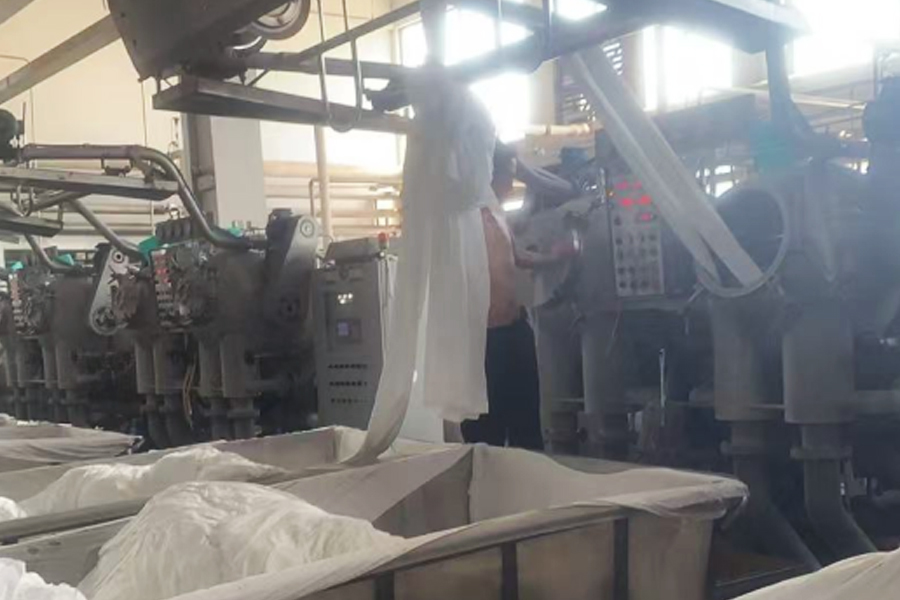 Fabrika üretimi-gri kumaşın silindire boyanması